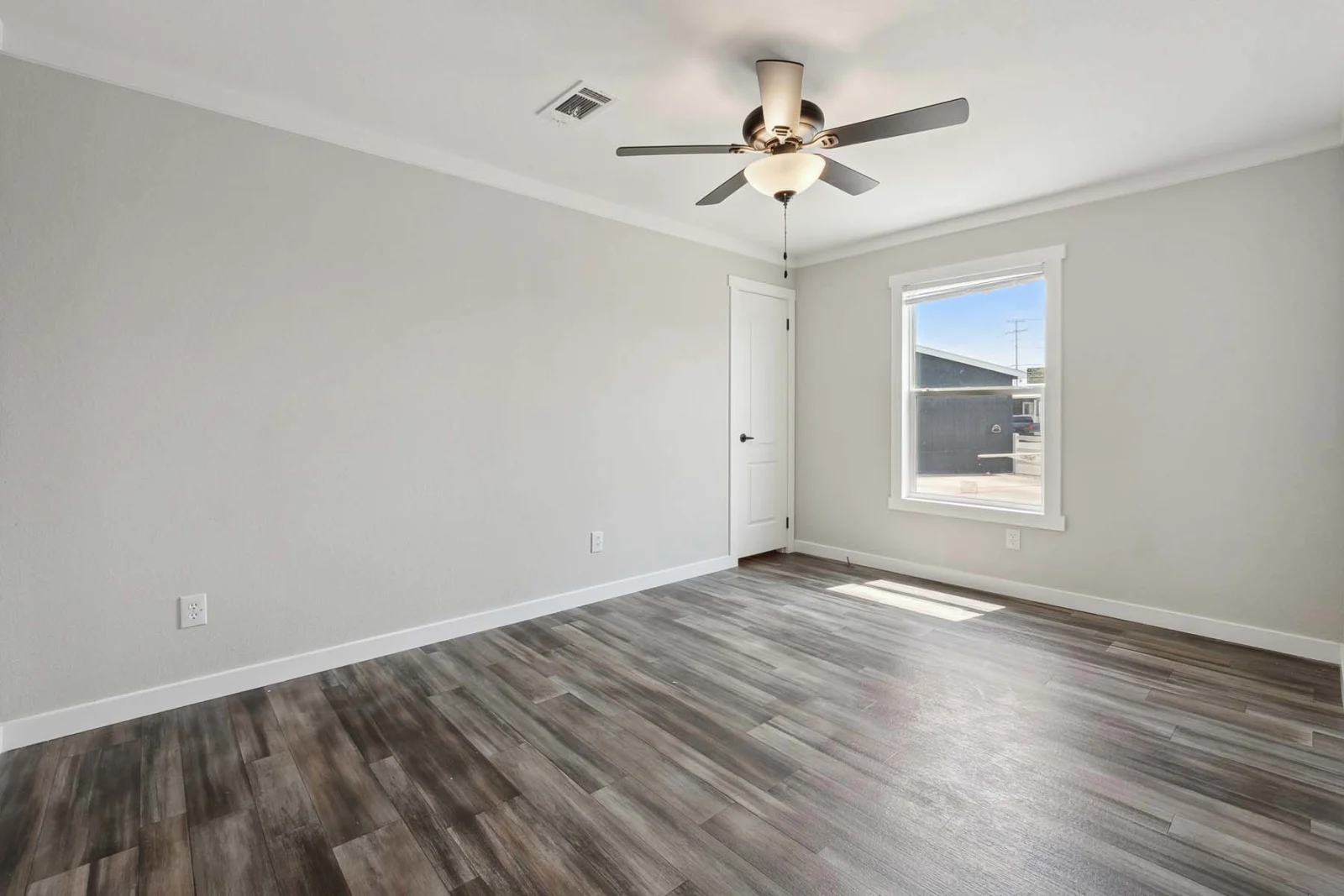 Kitchen Island & Dining