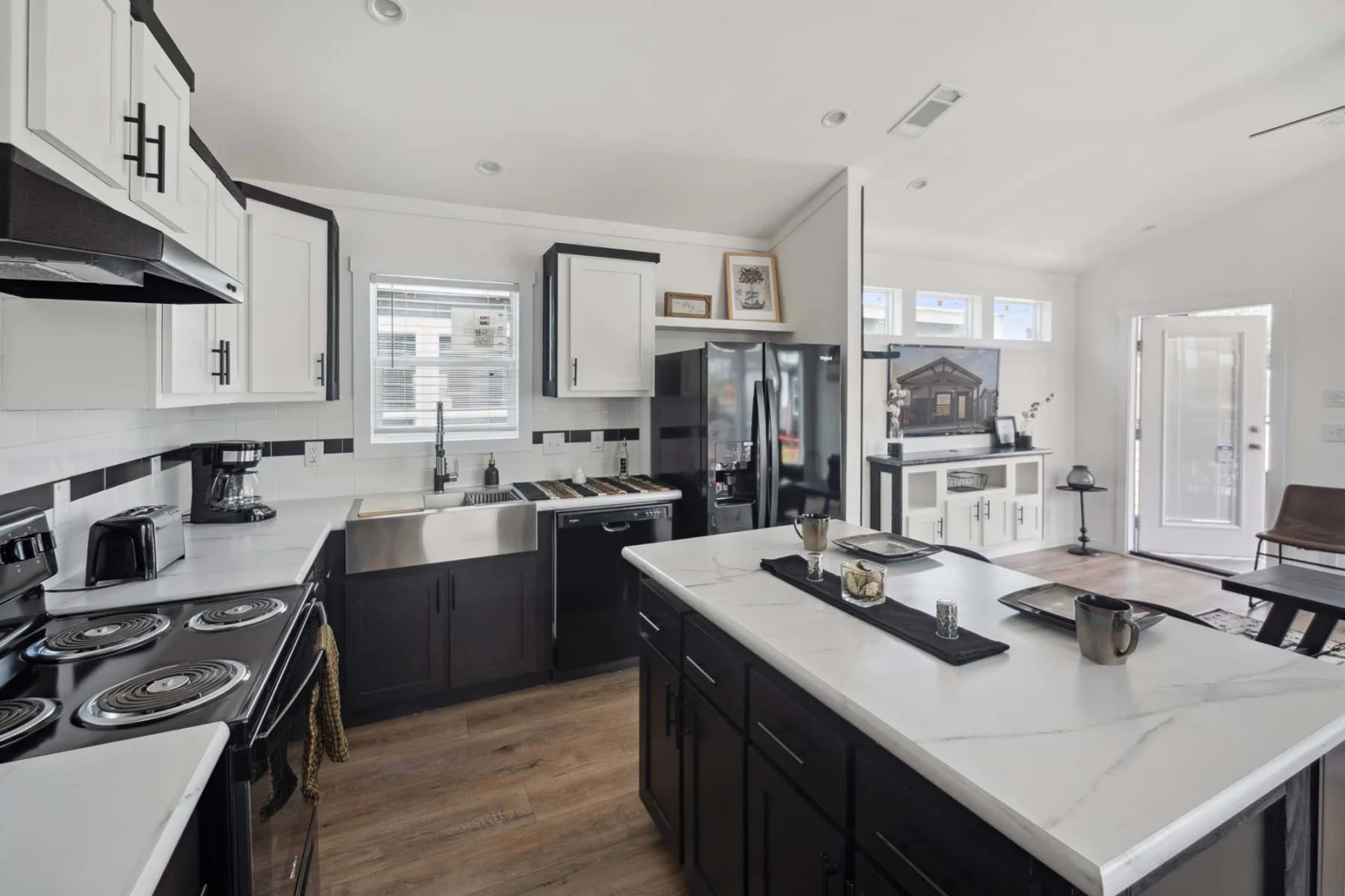 Kitchen Island & Dining